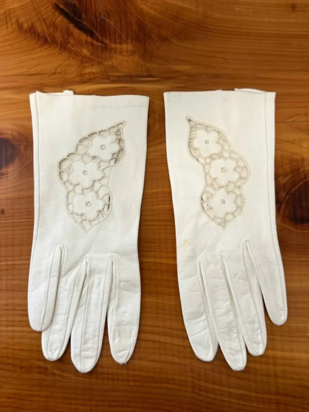 Vintage Cream Leather Cut Out Floral Embroidered Gloves Small Size.